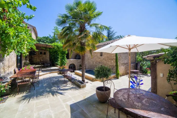 Illustration of an affiliate host